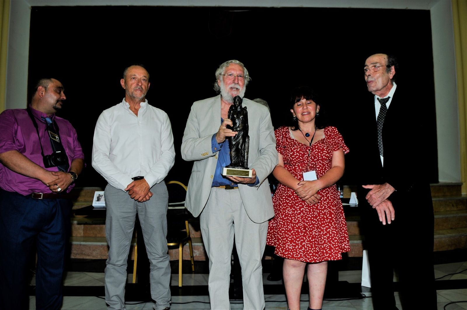 Andrés Cárdenas en el momento de recibir la distinción como 'Escritor del año' de la Alpujarra