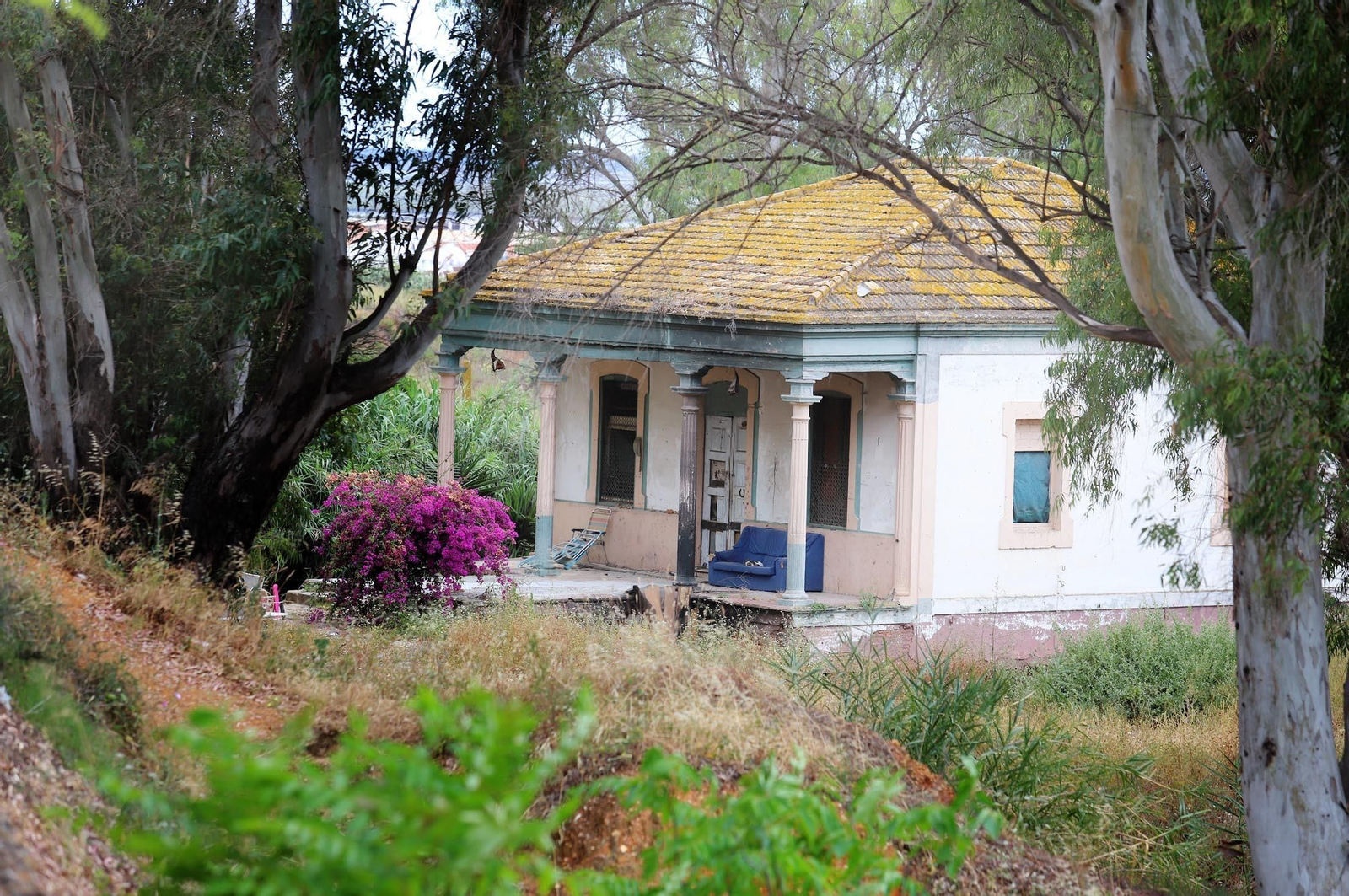 Imágenes del lamentable estado en el que se encuentra la casa  Villa Rosa en el conquero