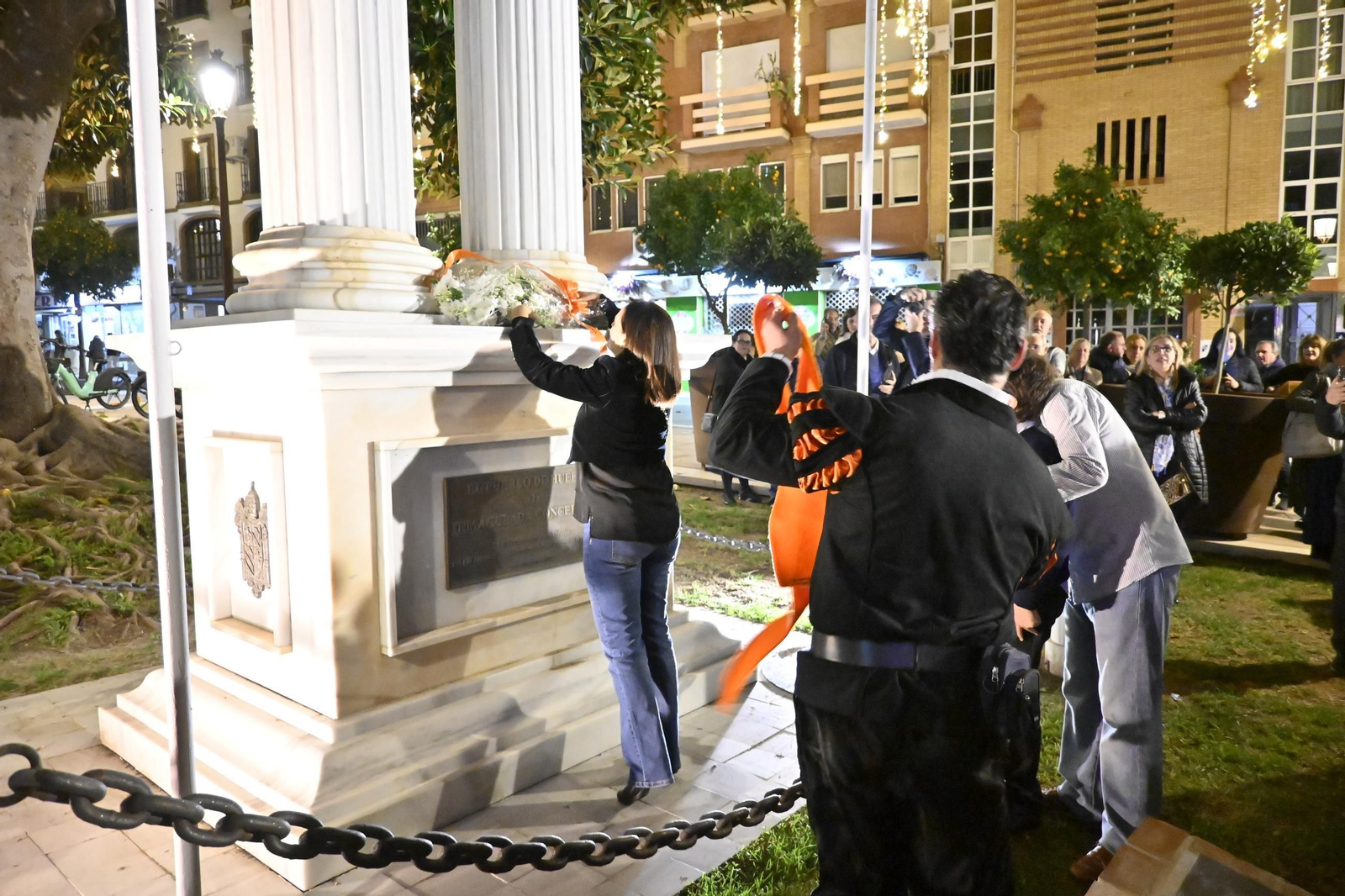 Imágenes de la tradicional tuna de empresariales tocando en el monumento de la Inmaculada