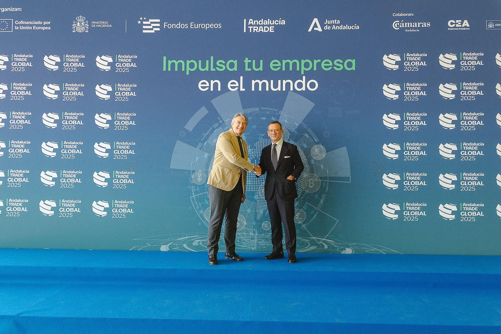 El presidente de la Confederación Andaluza de Denominaciones de Origen e Indicaciones Geográficas Protegidas (CADO), César Saldaña, estrecha la mano del director general de Andalucía Trade, Antonio Castro.