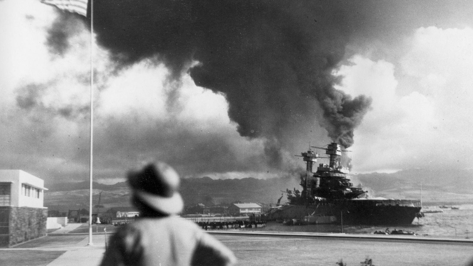 Un buque atacado en Pearl Harbor