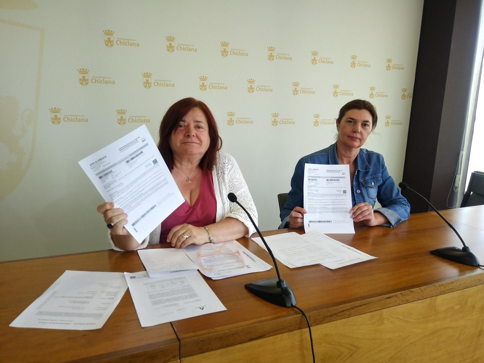 La portavoz del Gobierno, Cándida Verdier, y la concejala de Salud, Pepa Vela, durante la rueda de prensa.