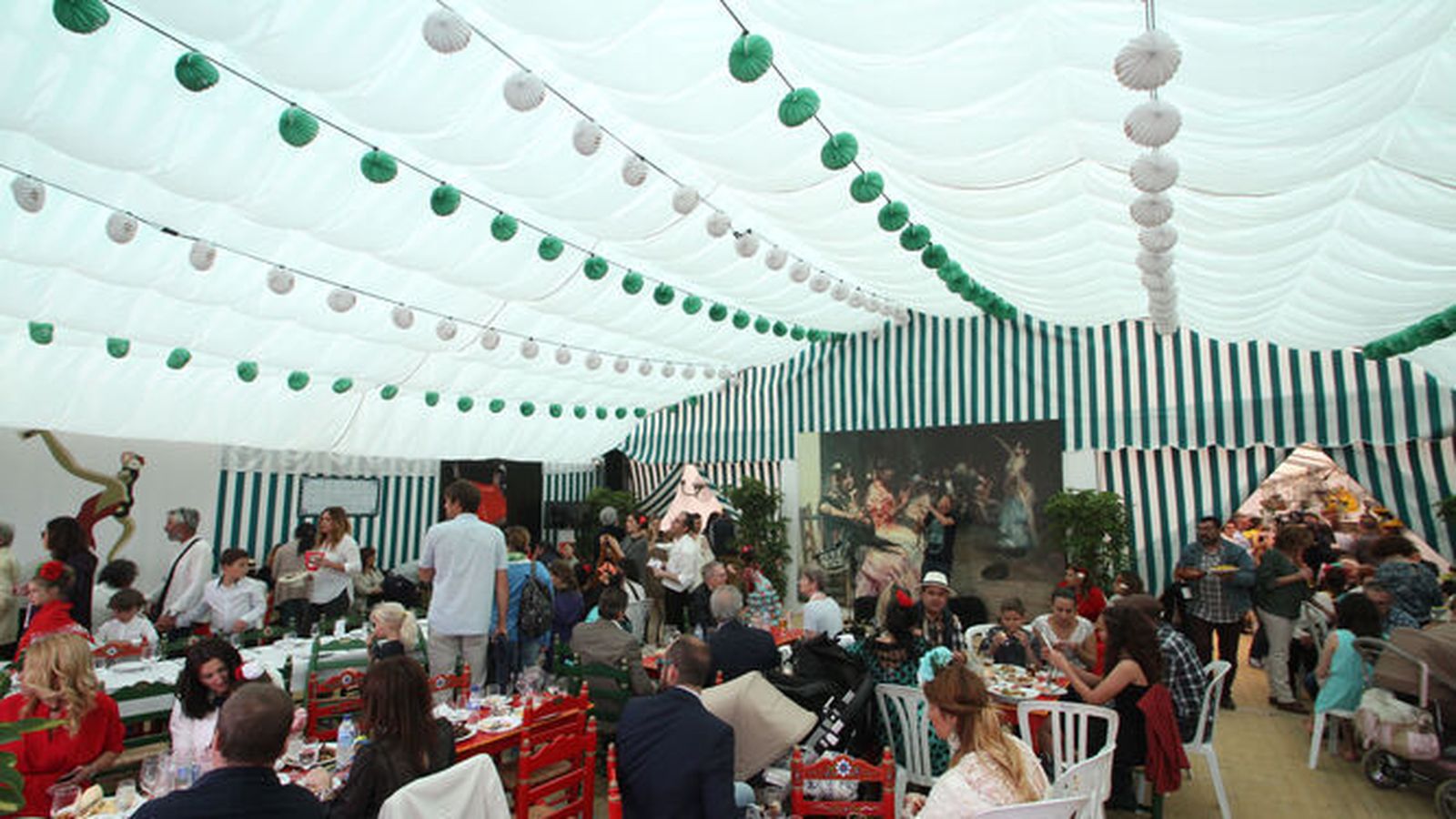 Interior de una caseta en la Feria de Abril de Sevilla