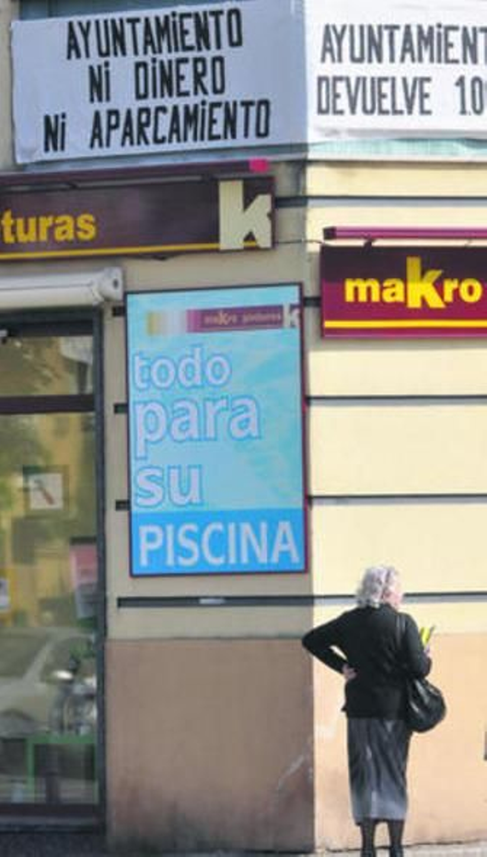 Carteles de protesta junto a uno de los solares proyectados.