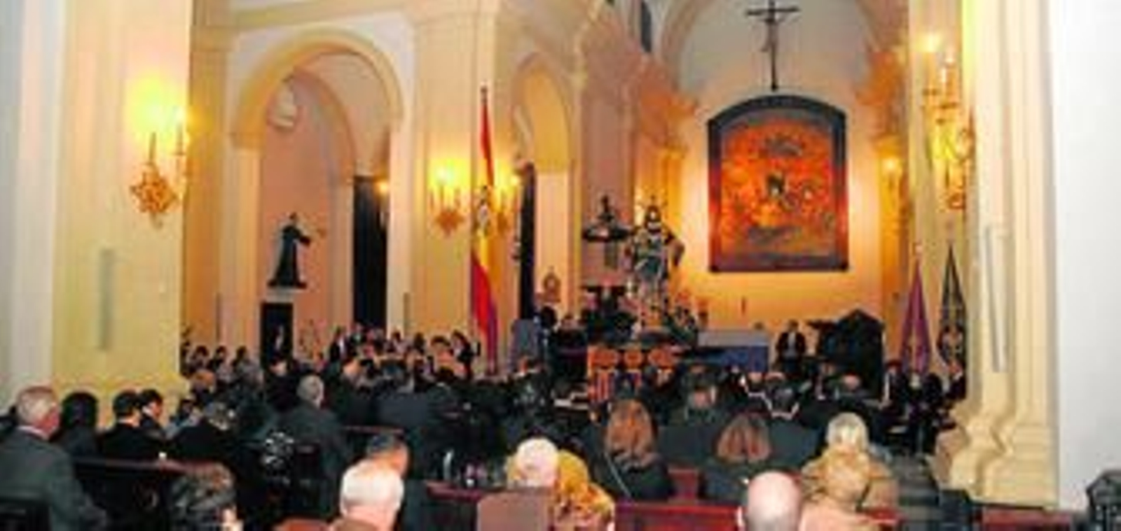 Aspecto que presentaba anoche la iglesia de San Francisco, durante el vía crucis de la Borriquita.