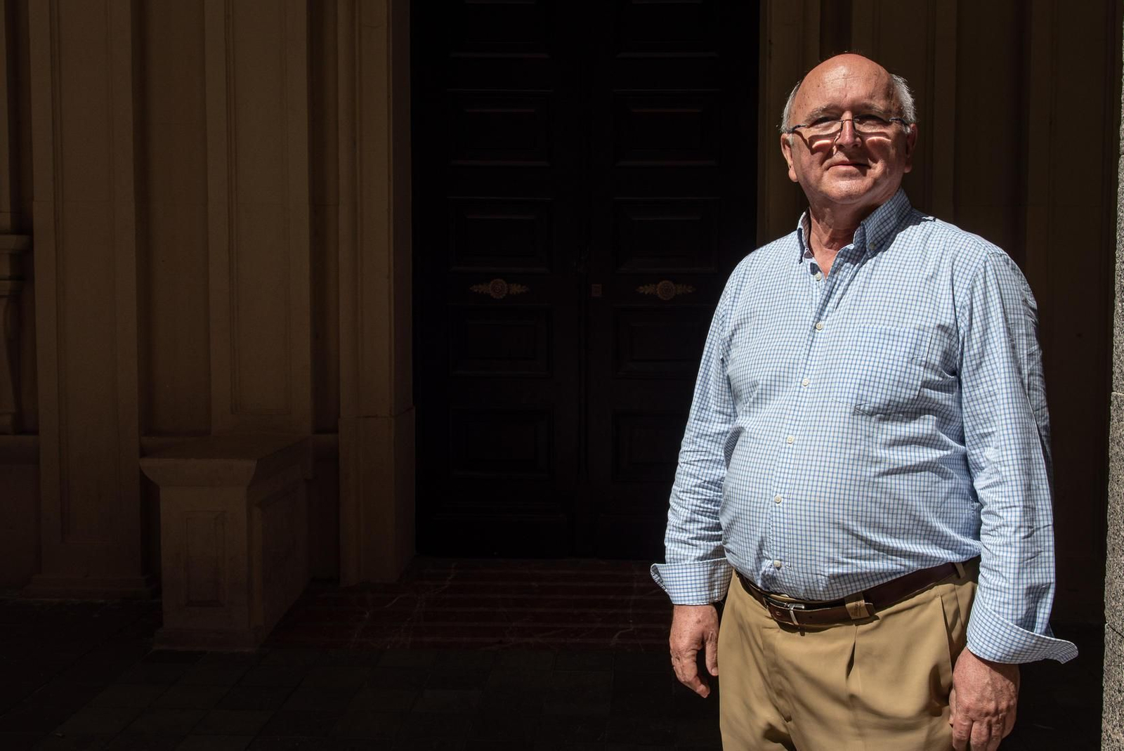 El presidente del Colegio de Médicos de Huelva, Antonio Aguado Núñez-Cornejo, en la Gran Vía de Huelva.