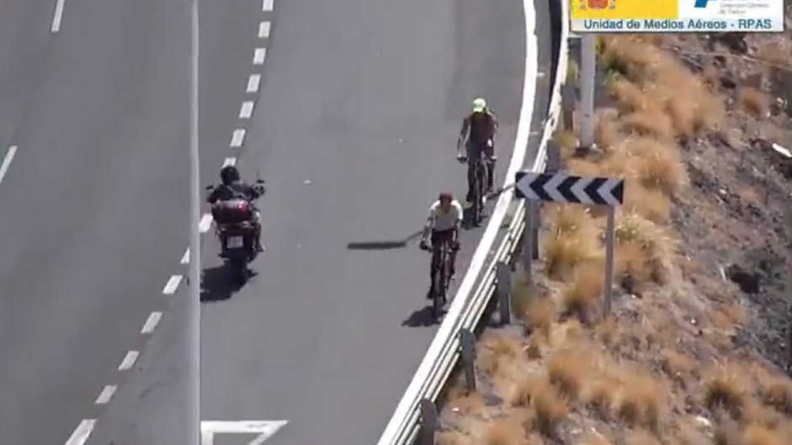 Dos ciclistas circulan en dirección contraria