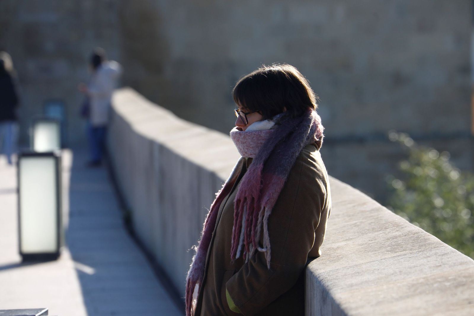Una persona se protege del frío en Córdoba.
