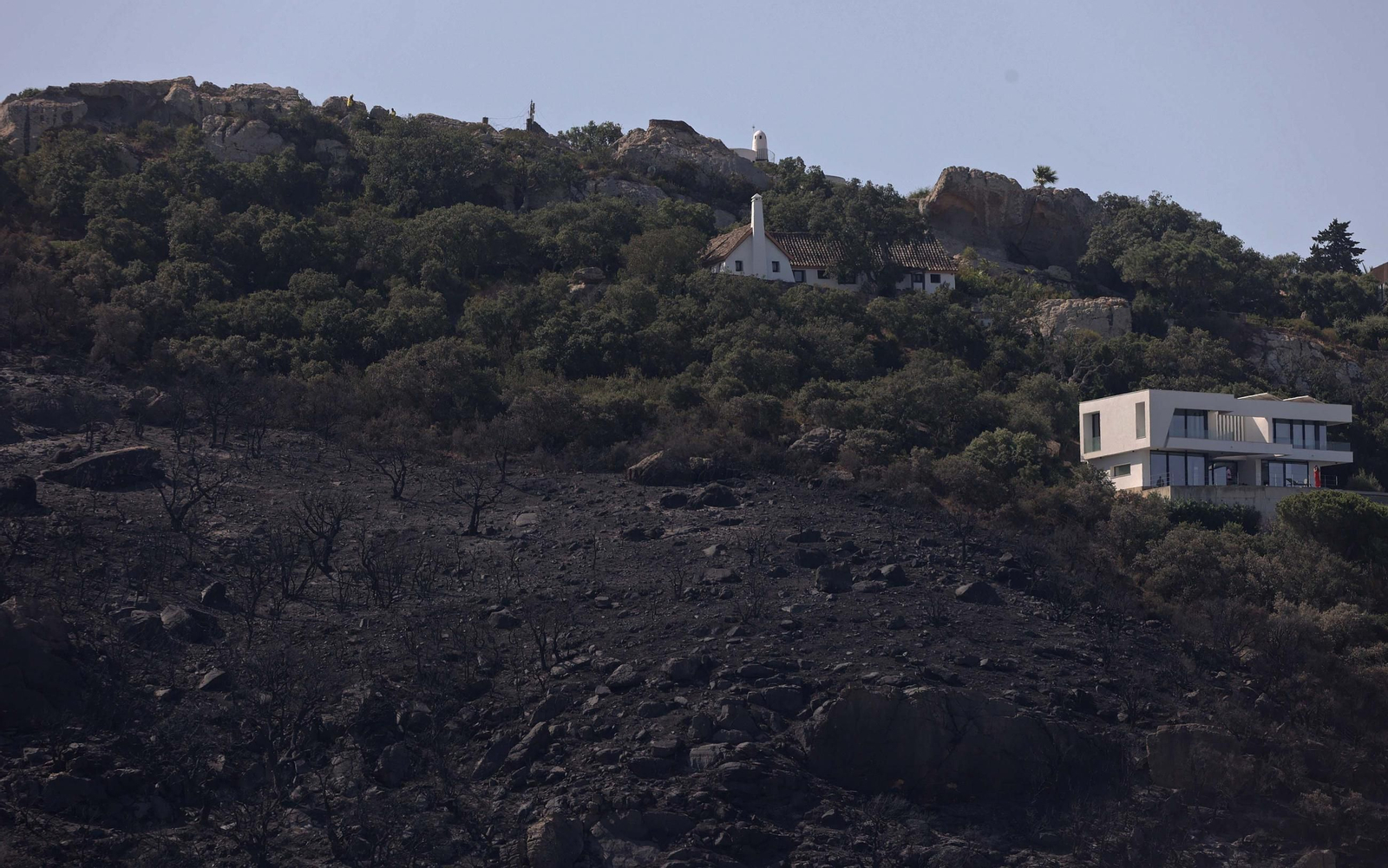 Así han quedado Atlanterra y Zahara de los Atunes tras el incendio forestal en la Sierra de la Plata de Tarifa