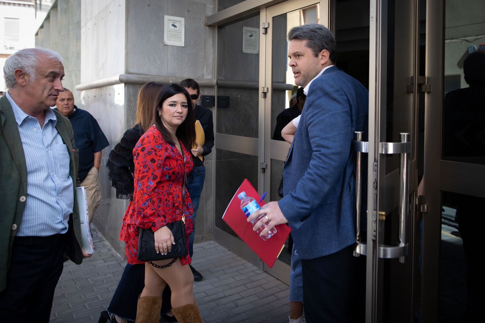 Los portavoces de la oposición a su llegada a la junta previa al pleno que ha suspendido el encuentro