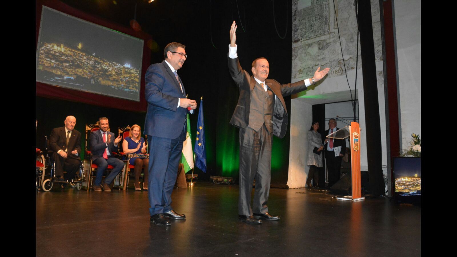 Pepe Luis Conde recibe el Escudo de Oro de la Ciudad.