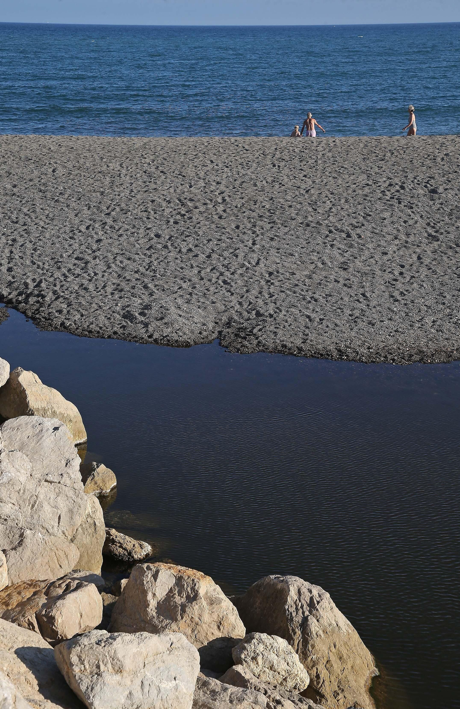 Fotos de la desembocadura del río Guadiaro taponada de nuevo