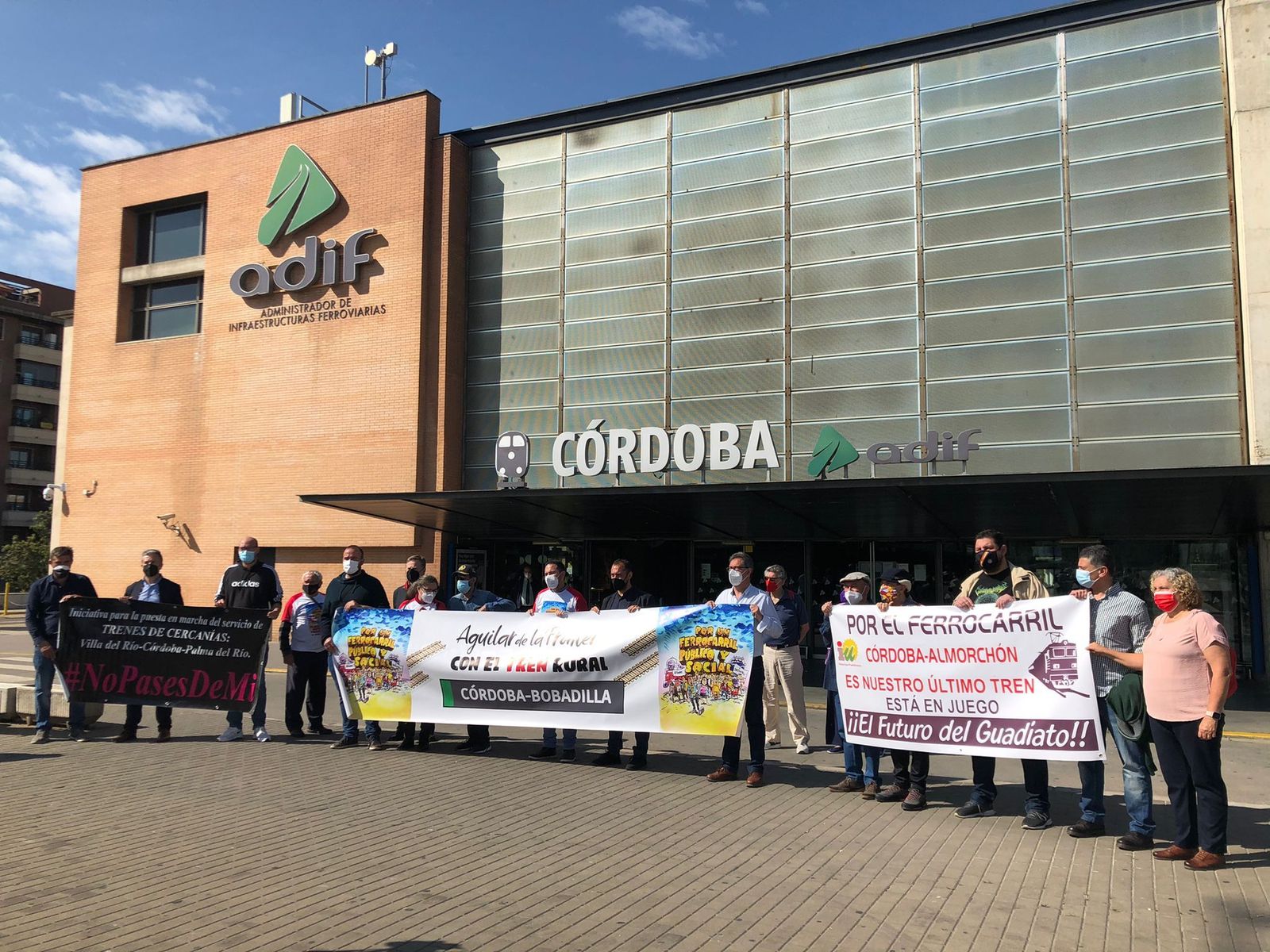 Los distintos colectivos frente a la estación de trenes de Córdoba.