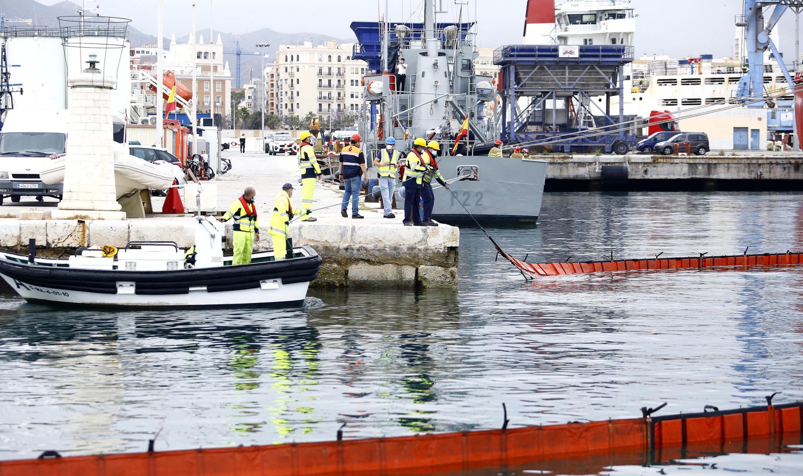 Las fotos del simulacro contra la contaminación en el puerto de Málaga
