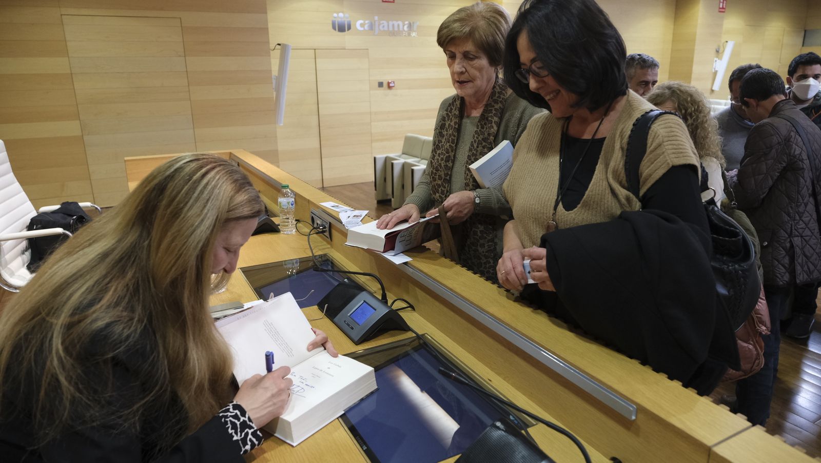 Imágenes del Diario de los Libros con la escritora ganadora del Premio Planeta 2022, Luz Gabás