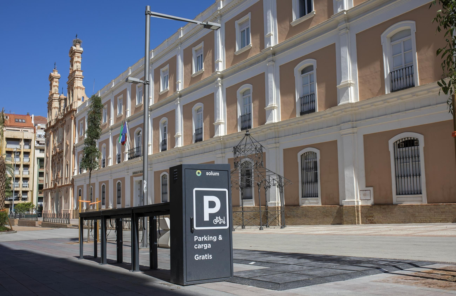 Estación de cargadores de patinetes en La Merced.
