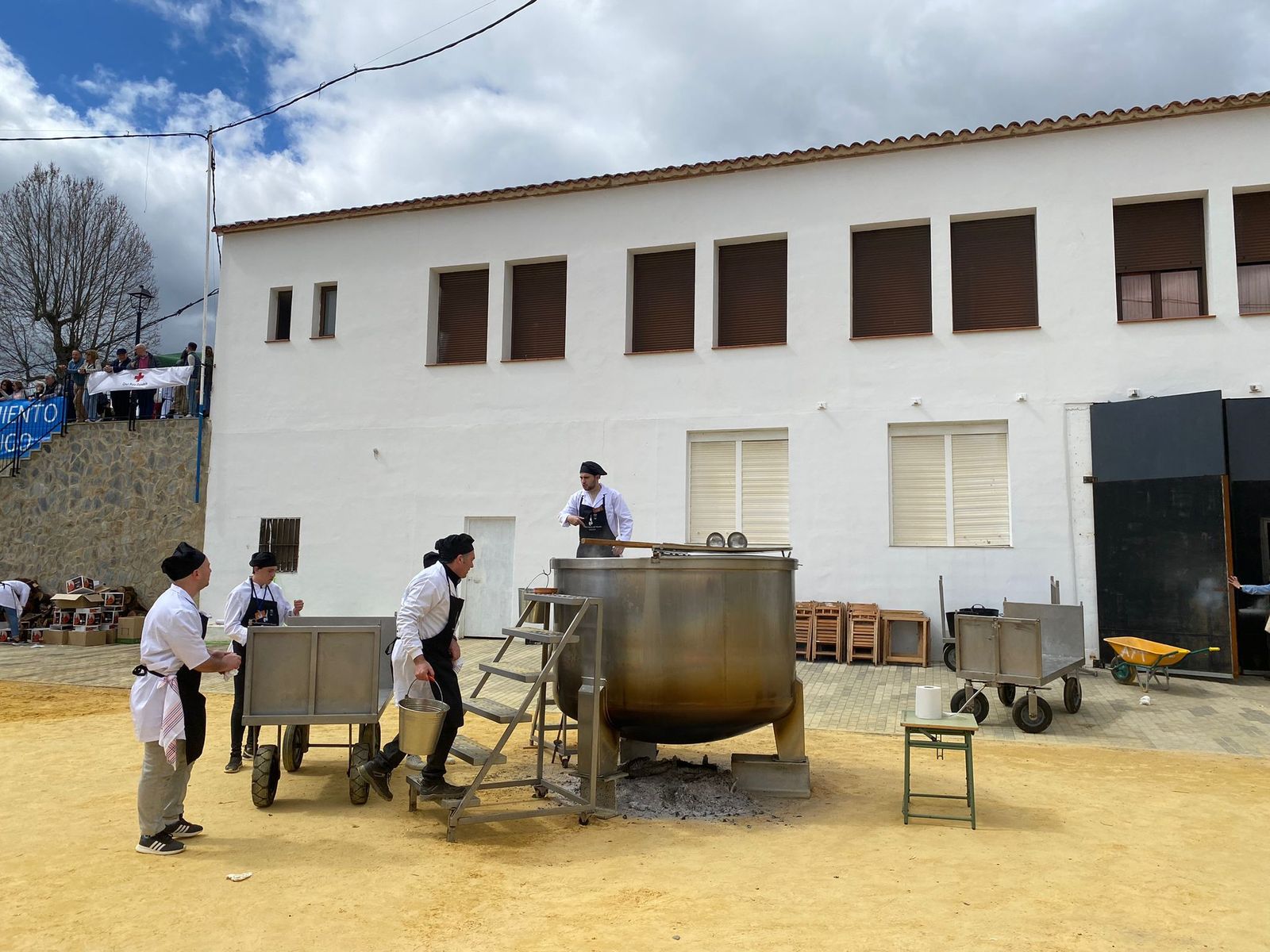 El mayor cocido del mundo cocinado en Jabugo, en imágenes.