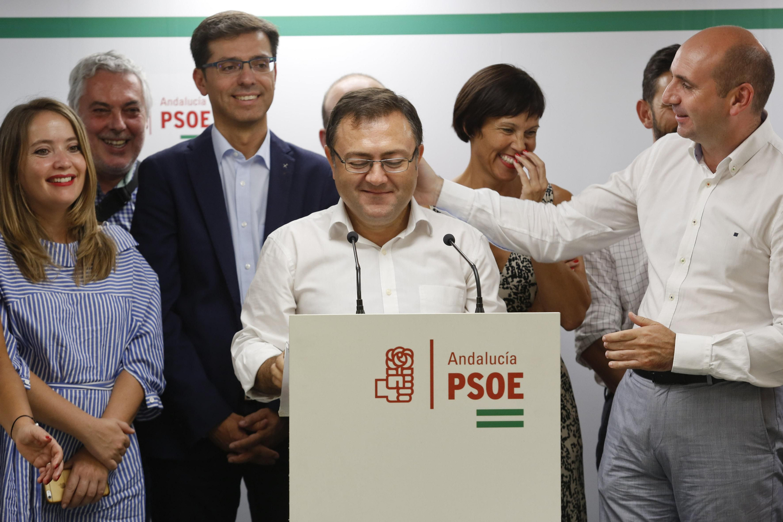 Miguel Ángel Heredia, ayer rodeado de su ejecutiva, es saludado por Francisco Conejo durante el anuncio de su retirada de la dirección.