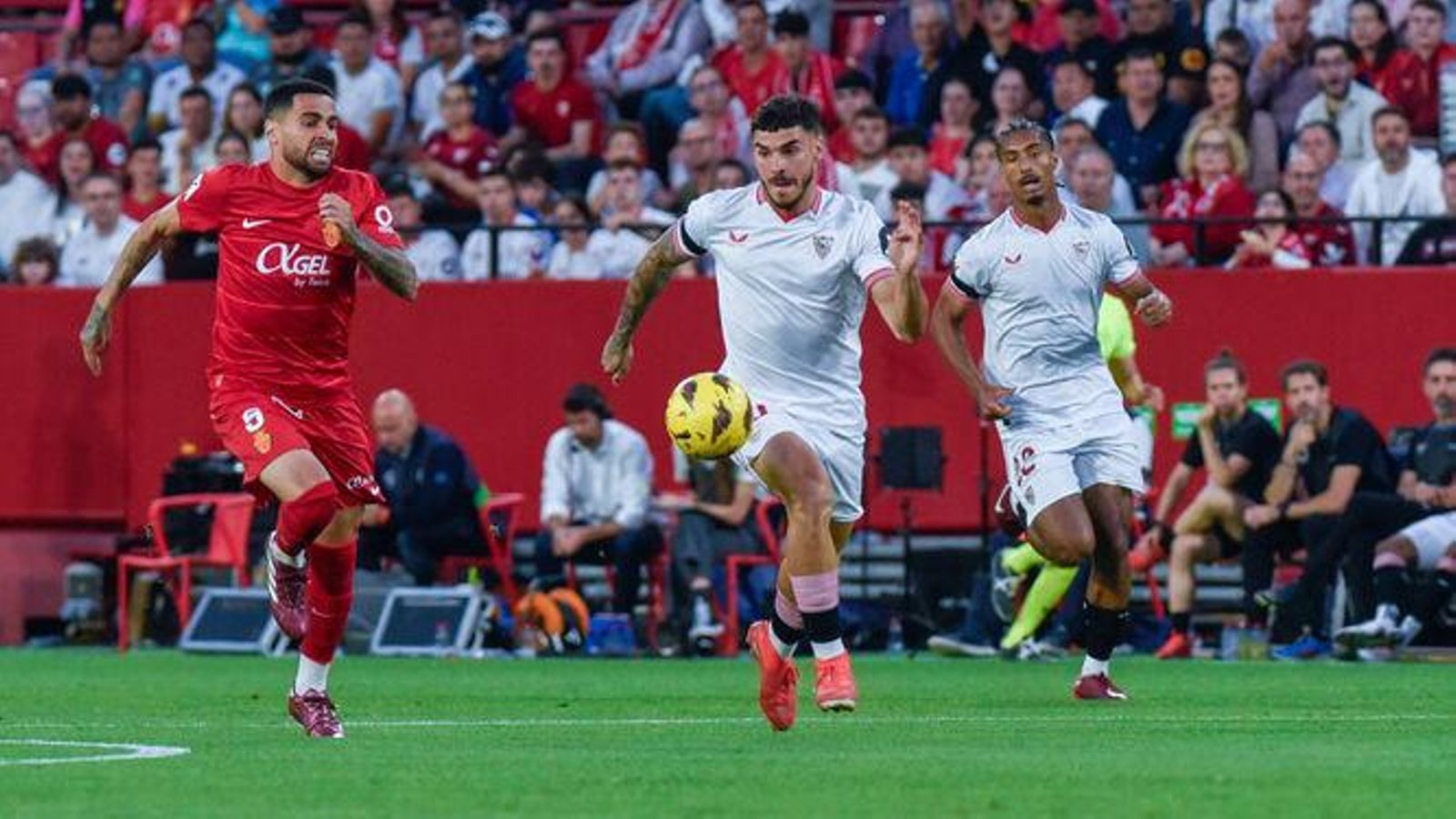 Isaac se marcha en velocidad de Mascarell en el primer cuatro contra dos sevillista. Isaac se marcha en velocidad de Mascarell en el primer cuatro contra dos sevillista.