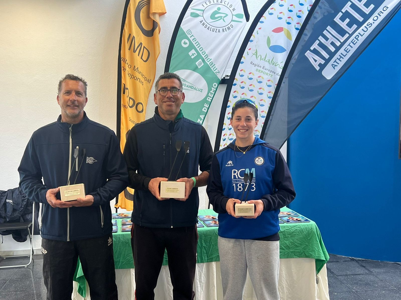 El podio del campeonato por clubes.