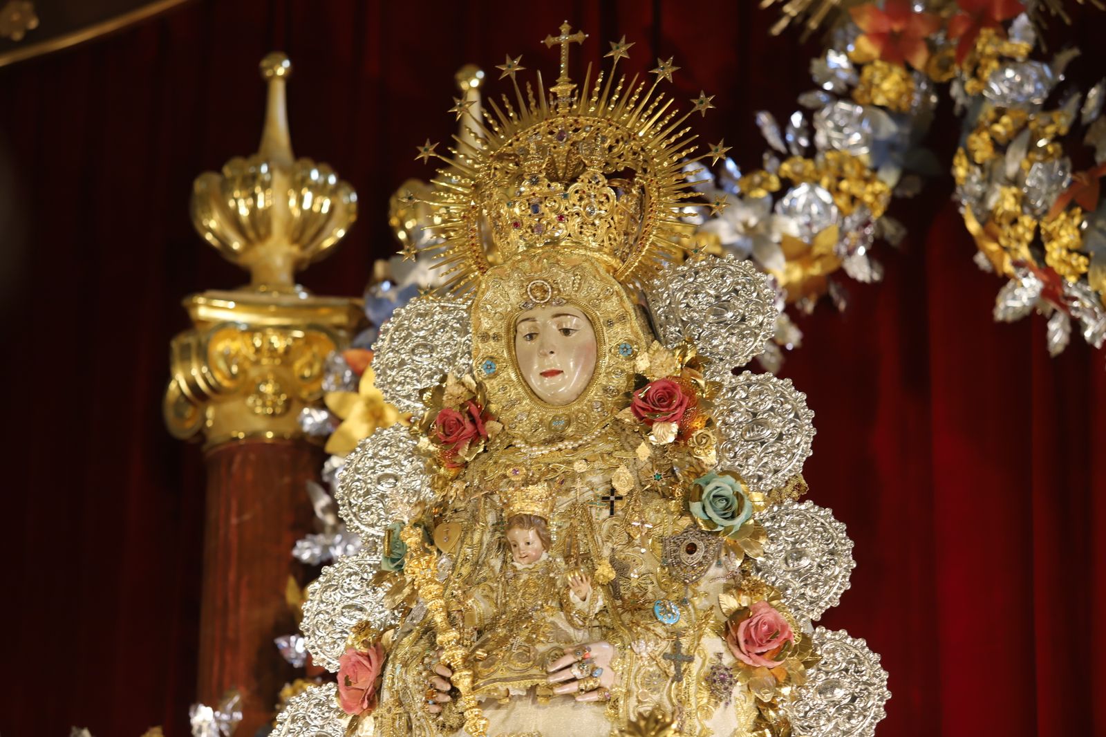 Imágenes de la misa de Pentecostés atípica y a puerta cerrada por el coronavirus, en la parroquia de la Asunción de Almonte
