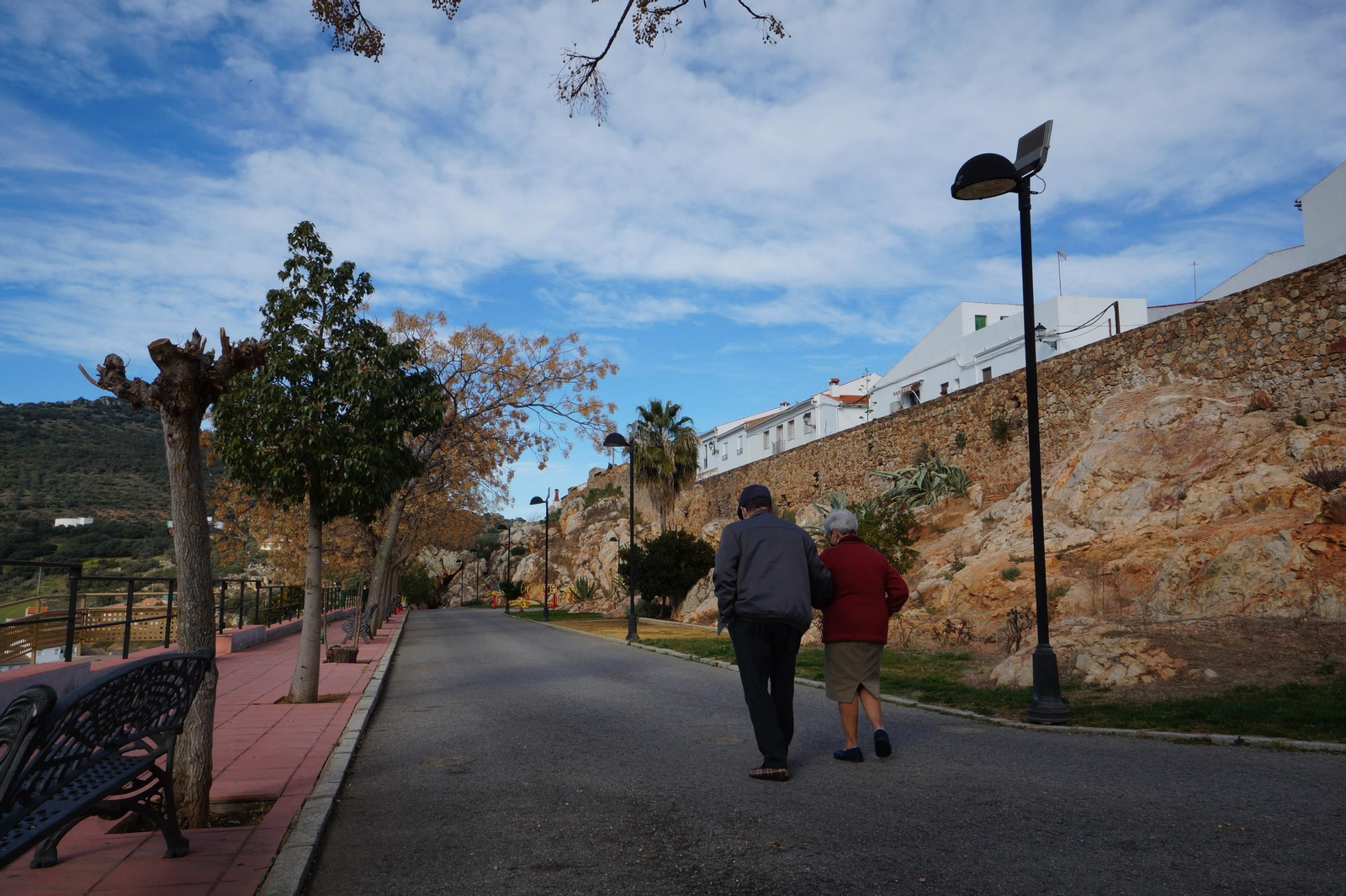 Un matrimonio pasea por Santa Eufemia, el municipio cordobés con la población más envejecida