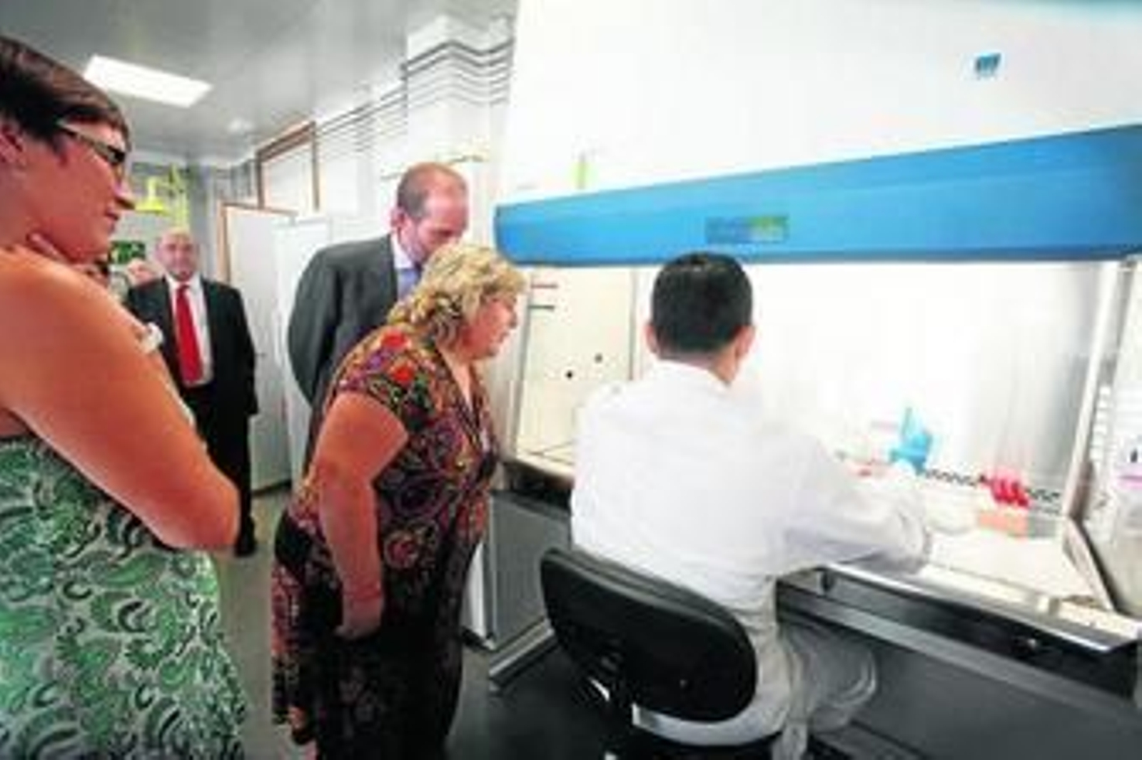 La consejera, atenta a la labor que realiza uno de los técnicos de análisis de muestras.