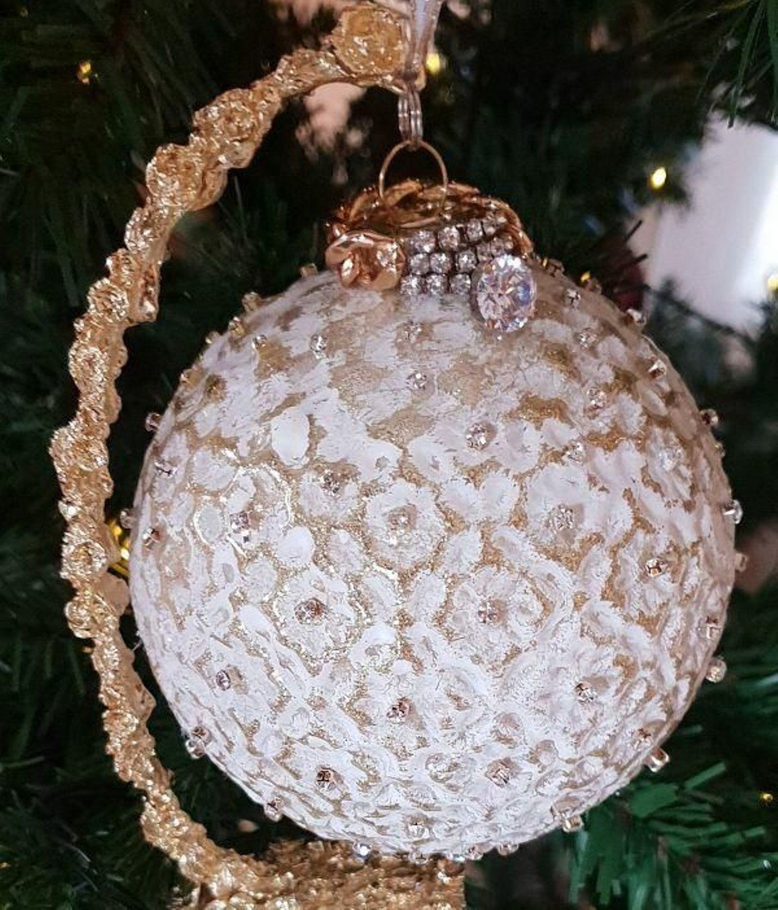 Diamantes en una de las bolas navideñas.