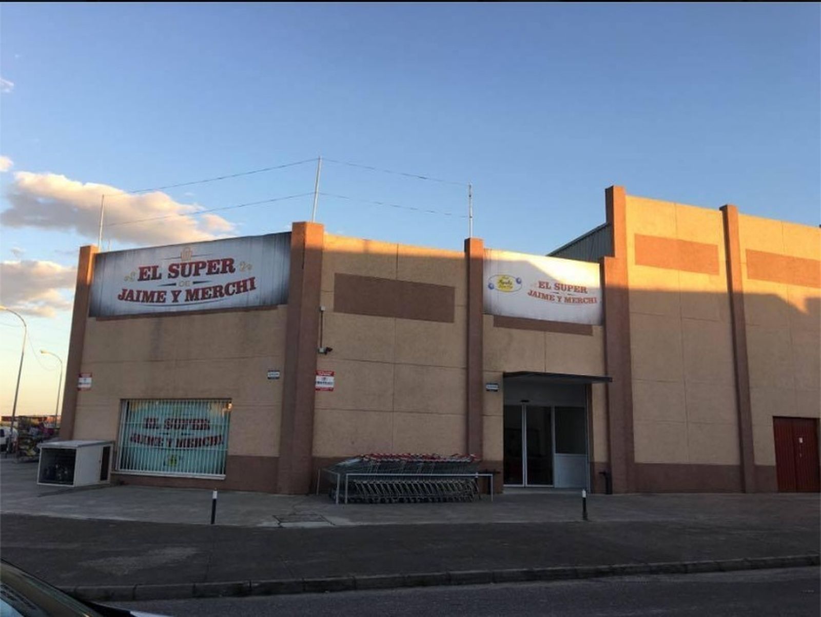 Una imagen del supermercado que se encuentra en el Polígono de Las Salinas, justo detrás de la gasolinera BP.