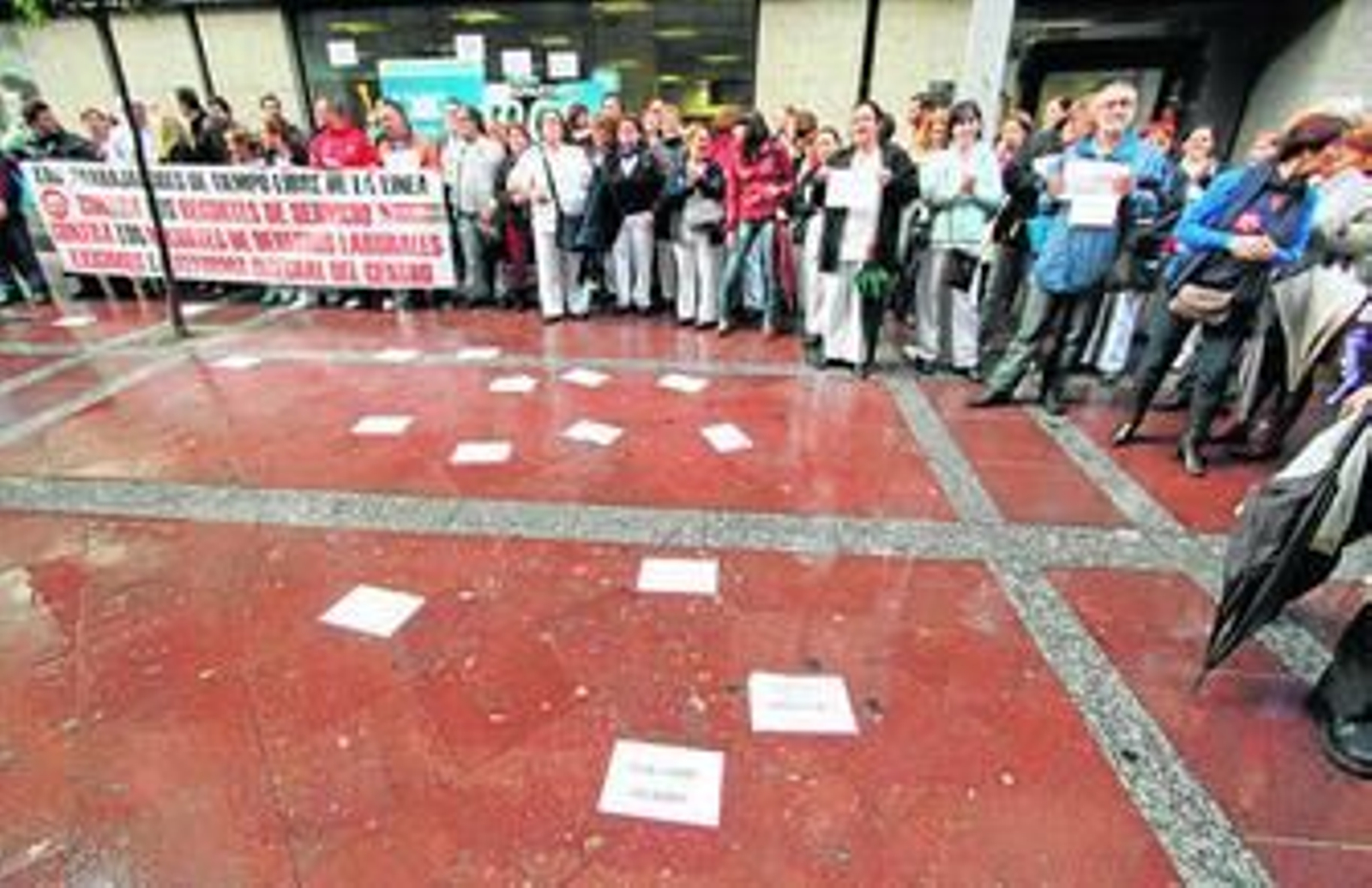 Imagen de la concentración de la plantilla de Tiempo Libre, ayer ante la sede de la Subdelegación del Gobierno de la Junta.