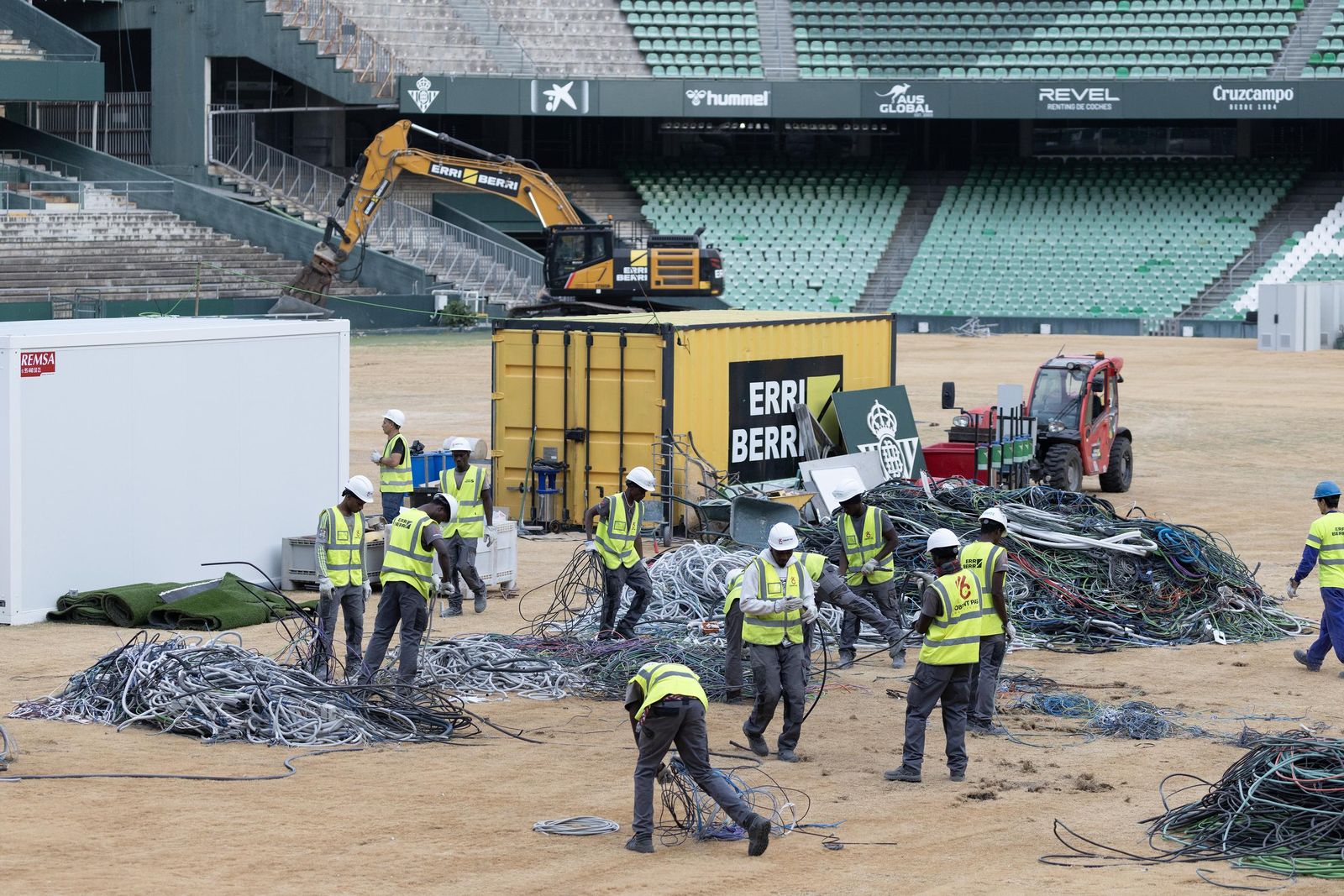 Las fotos de la demolición de la grada de Preferencia del estadio del Betis