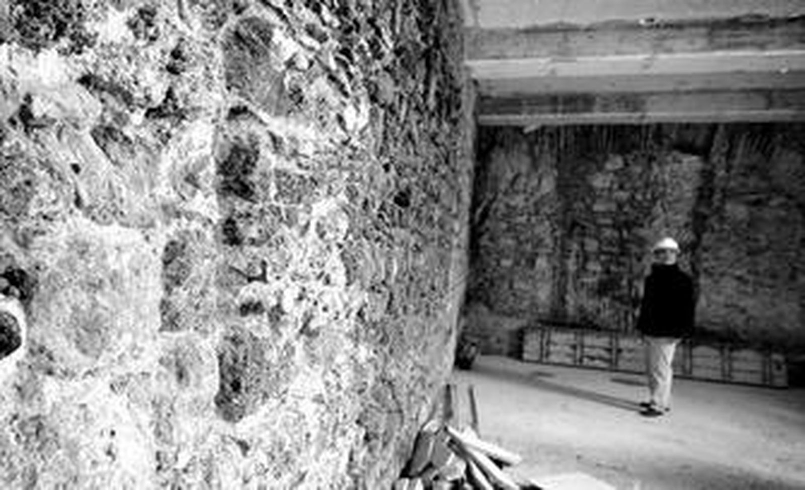 Lienzo de la muralla medieval localizado durante las obras en el hospital de San Juan de Dios