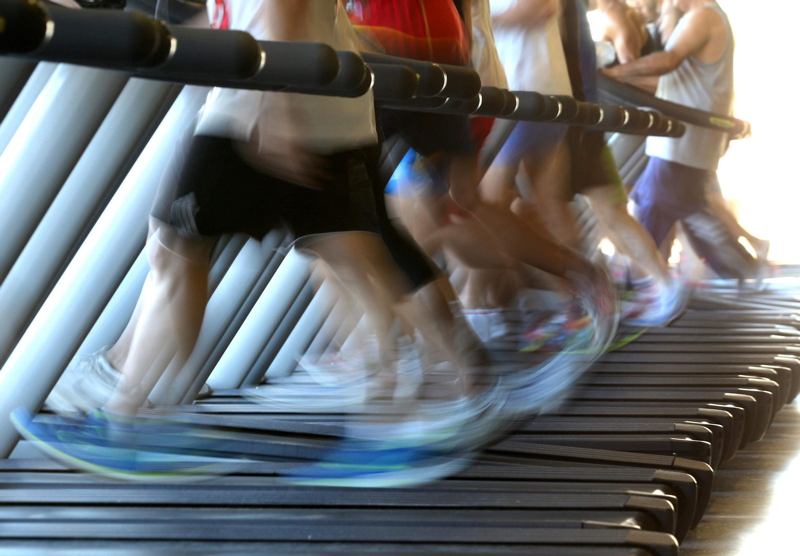 Corredores en cintas en un gimnasio de Sevilla.