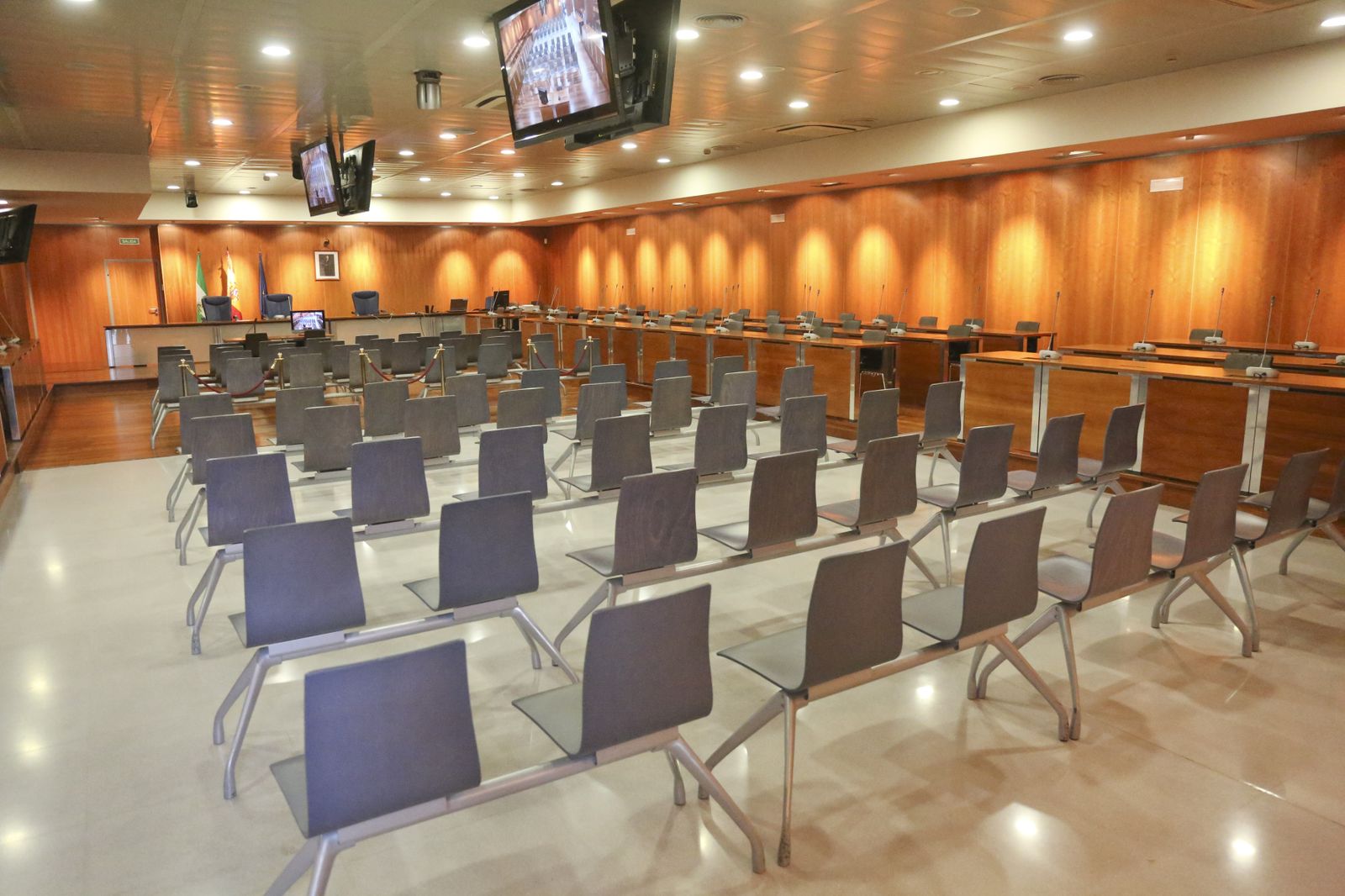 Una de las salas de Ciudad de la Justicia vacía.