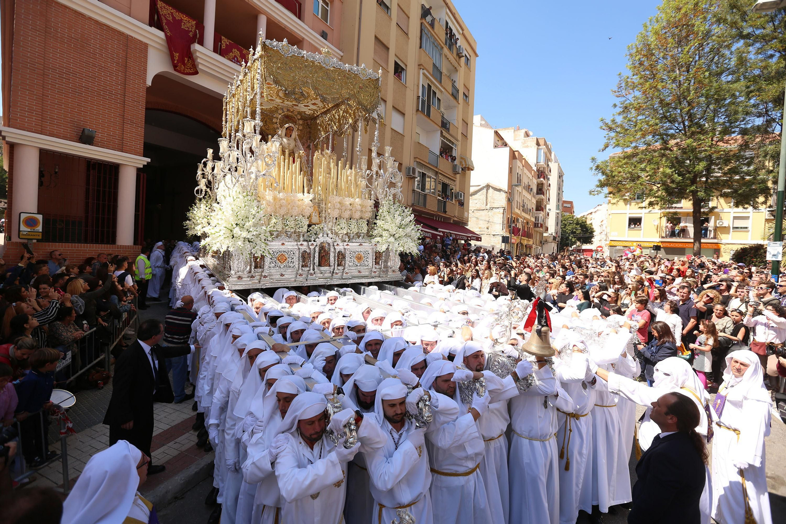 La Virgen del Rocío, mecida por sus hombres de trono en su salida.