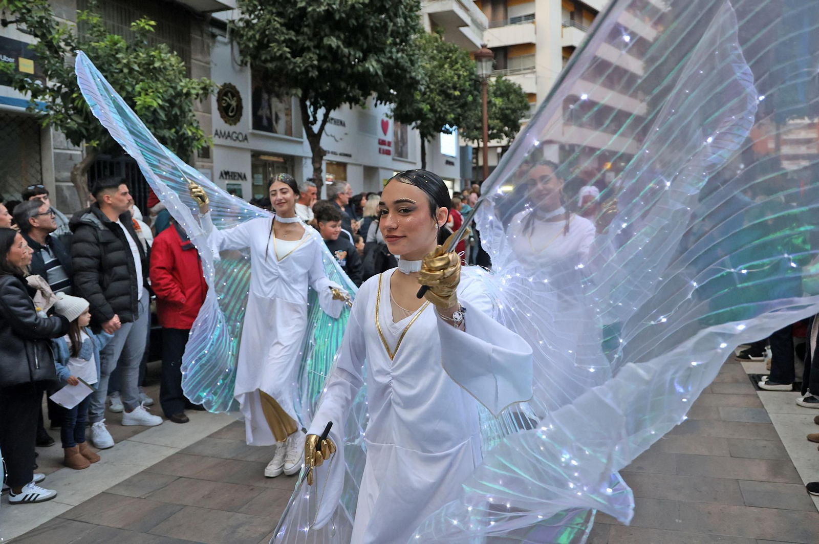 Imágenes del Heraldo Real anunciando la llegada de los Reyes Magos a Huelva