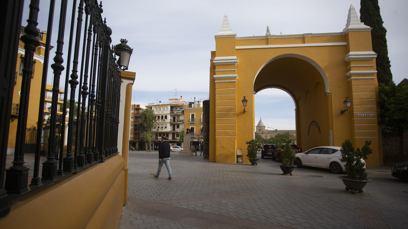 Perspectiva trasera de la antigua Puerta de la Macarena.
