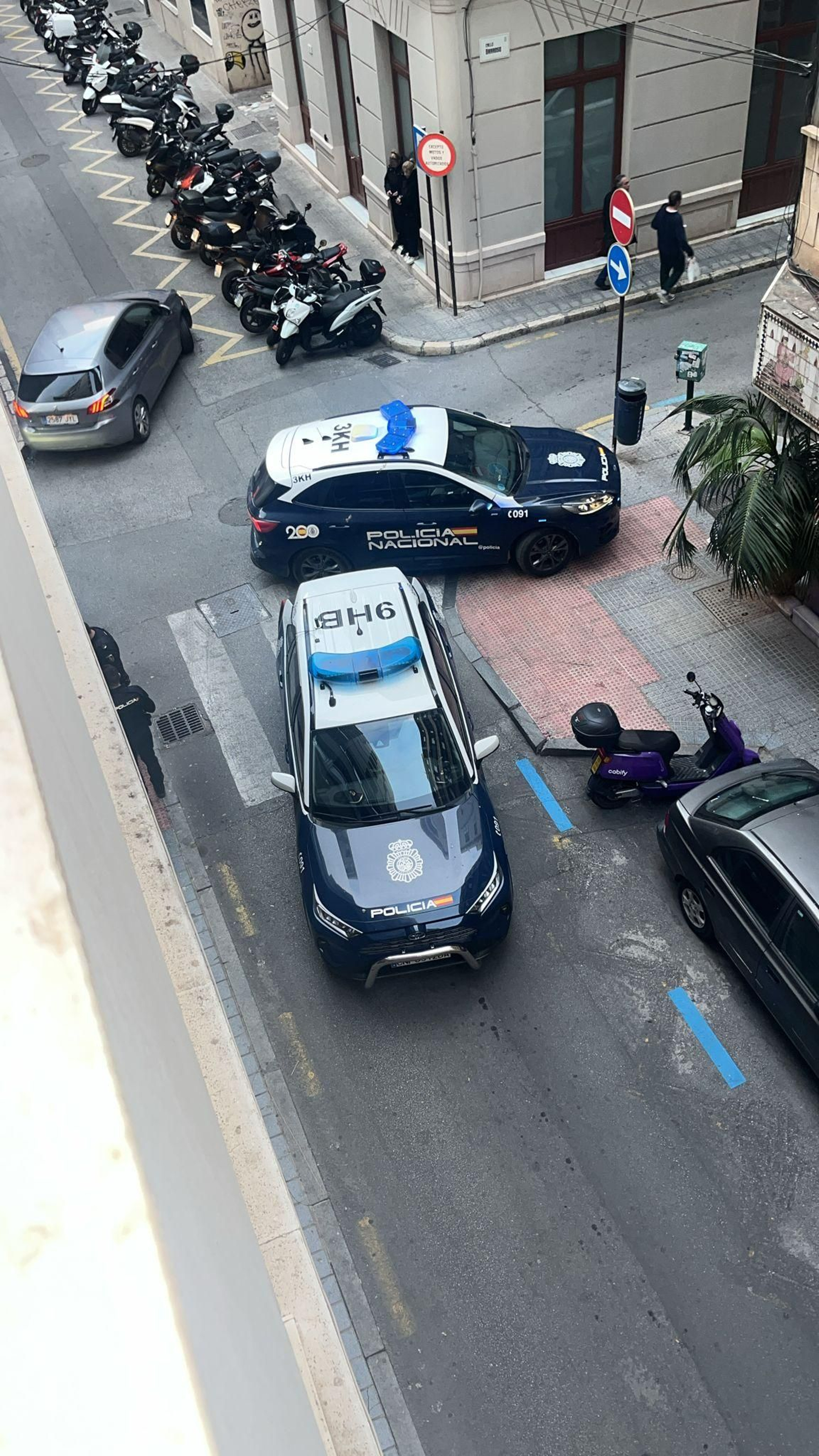 La Policía en el entorno donde ocurrieron los hechos.