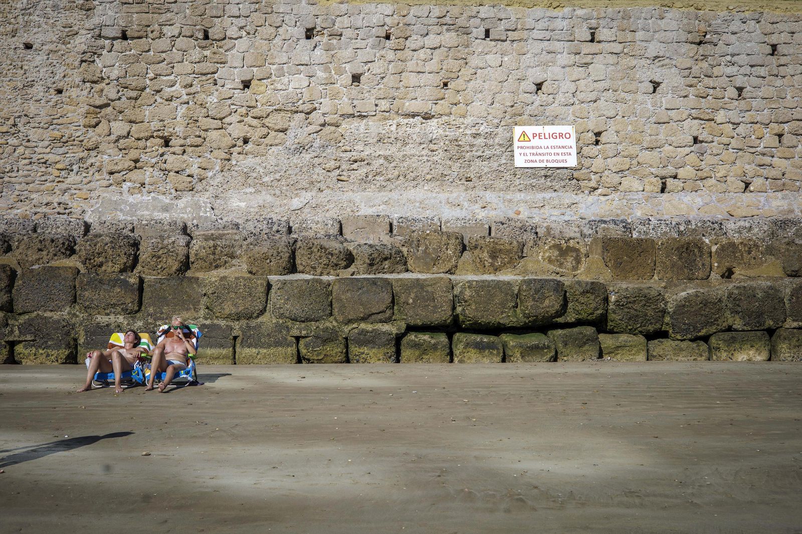 Una tarde de playa junto a los bloques prohibidos de la playa de Santa María del Mar de Cádiz