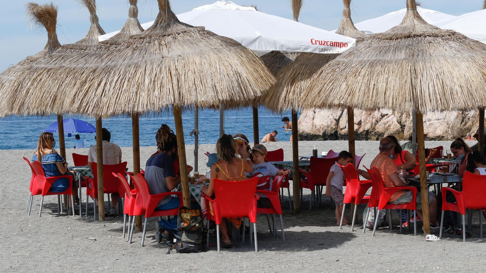 Varios turistas en la terraza de un chiringuito de Salobreña este mes de julio.