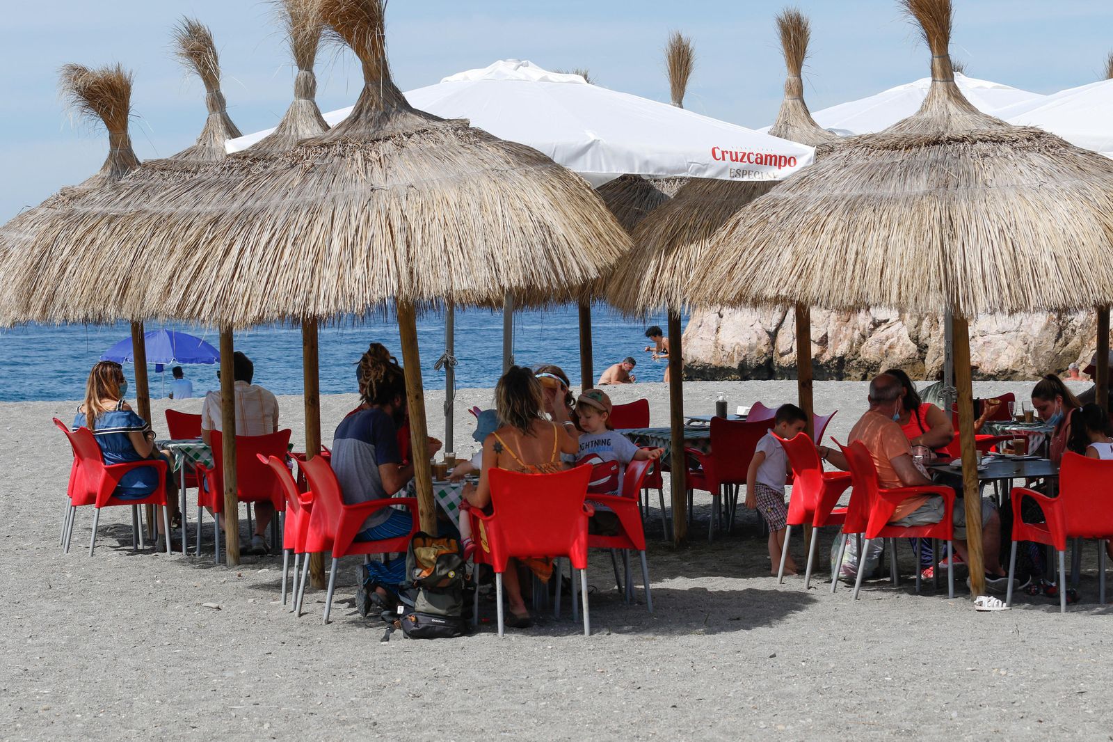 Varios turistas en la terraza de un chiringuito de Salobreña este mes de julio.