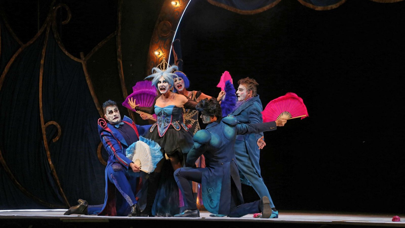 Los cinco artistas en un momento de la representación.