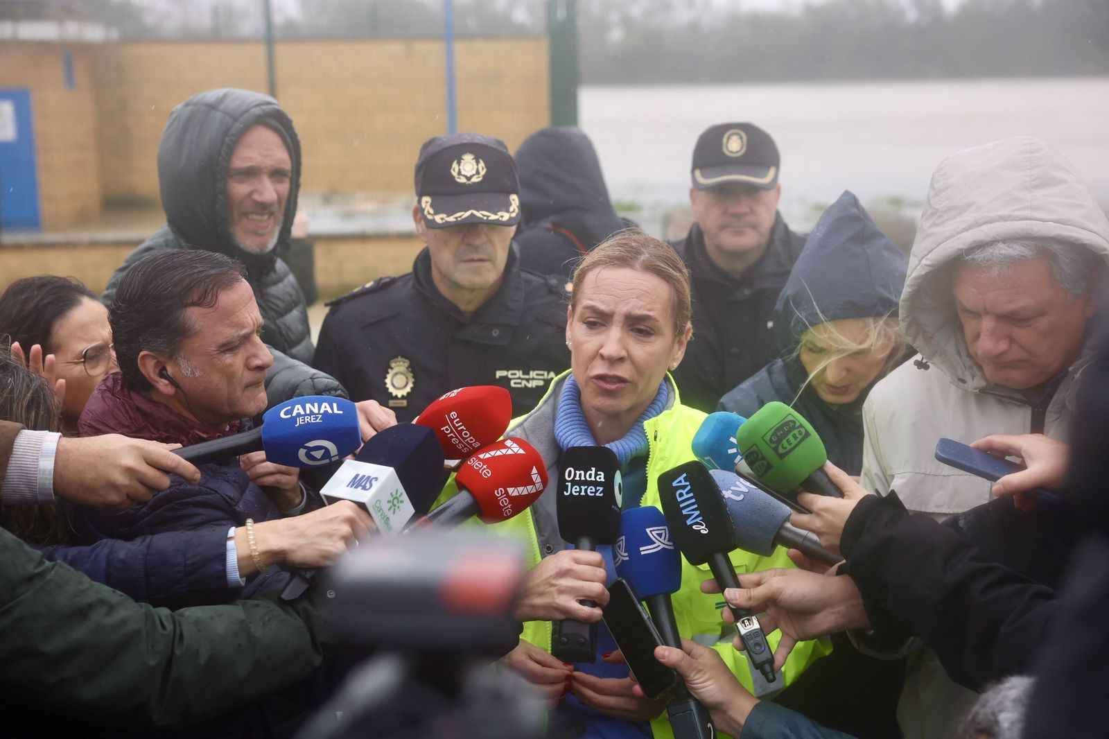 Almudena Martínez atiende a los medios de comunicación
