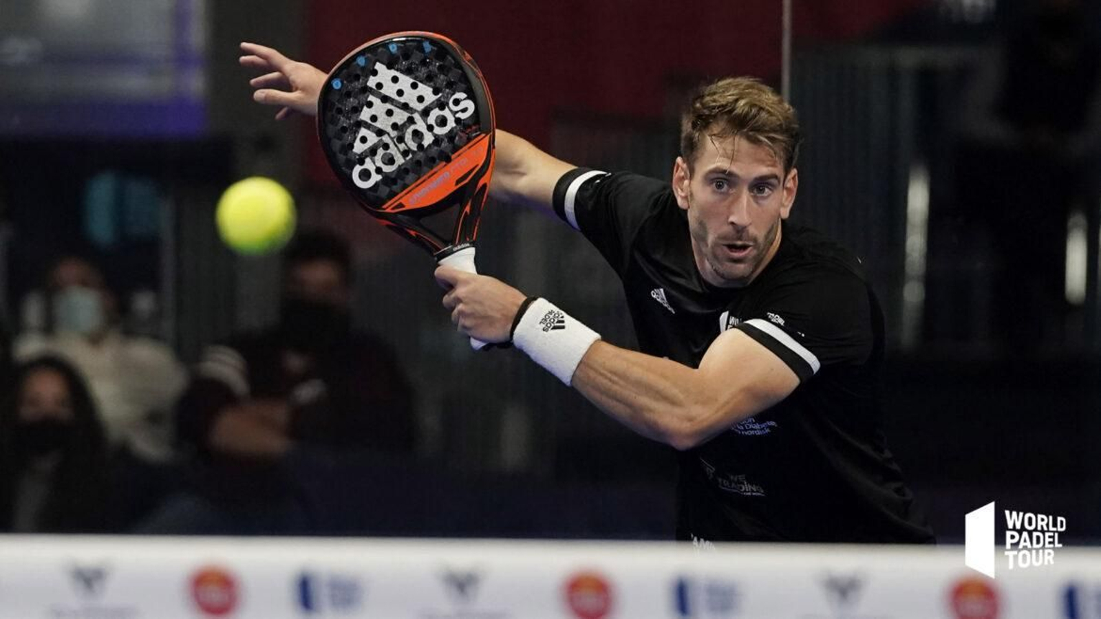 El malagueño Álex Ruiz golpea una pelota en un partido de pádel.