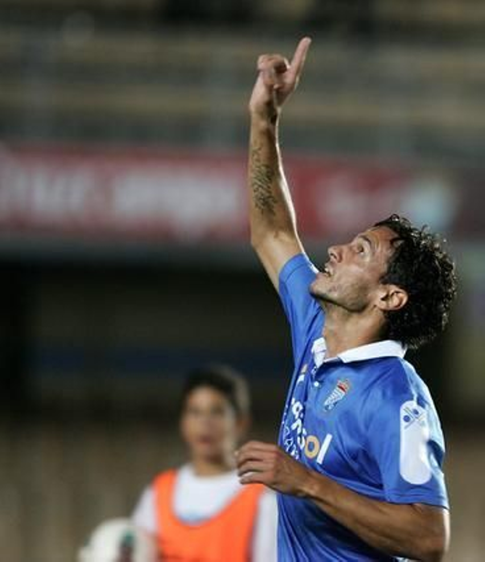 Capi mira al cielo y levanta su brazo derecho para dedicarle el gol a su padre, fallecido hace unos meses.  Foto: Pascual