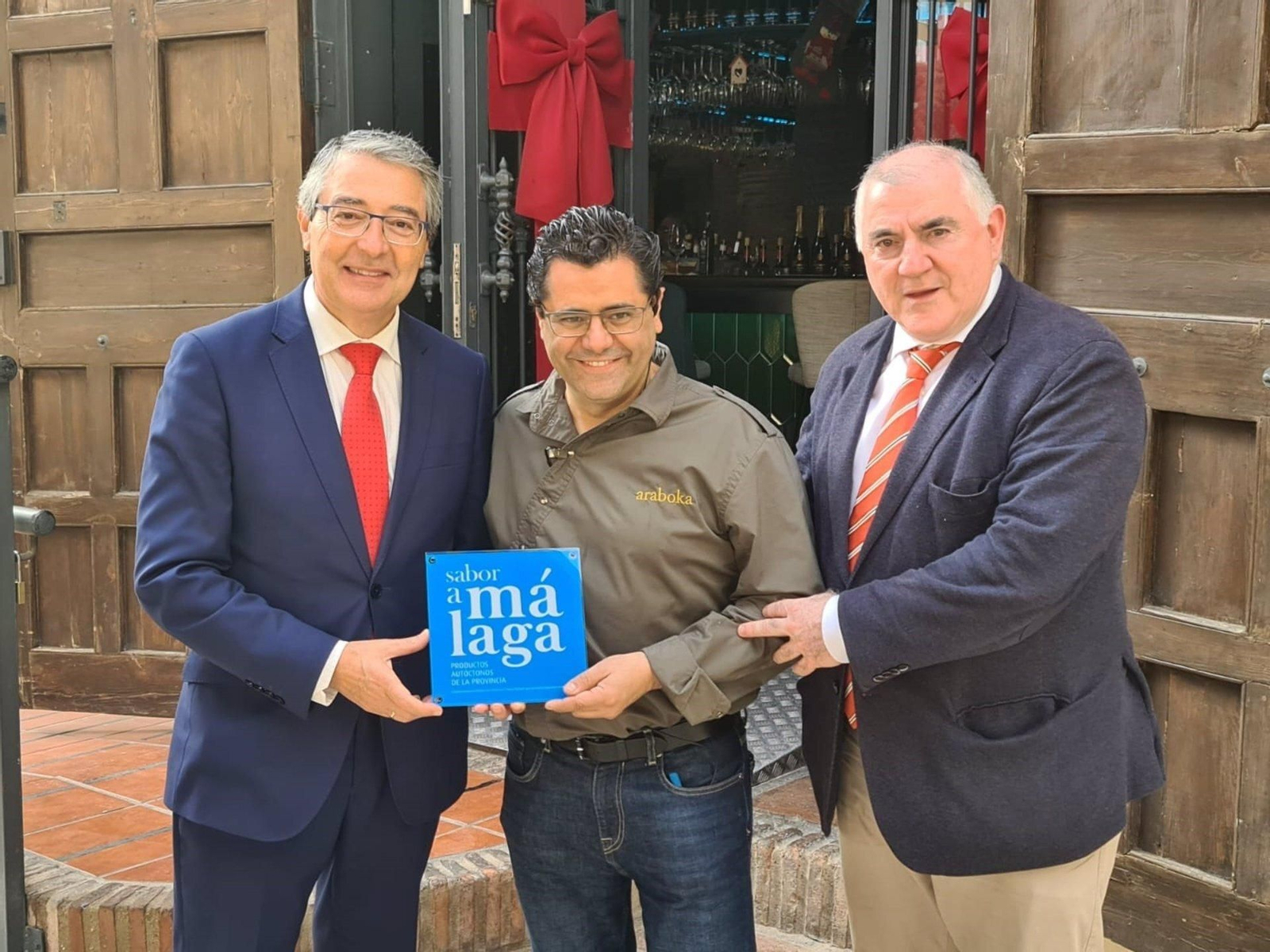El presidente de la Diputación de Málaga, Francisco Salado, entrega el distintivo 'Sabor a Málaga' al restaurante Araboka. El presidente de la Diputación de Málaga, Francisco Salado, entrega el distintivo 'Sabor a Málaga' al restaurante Araboka.