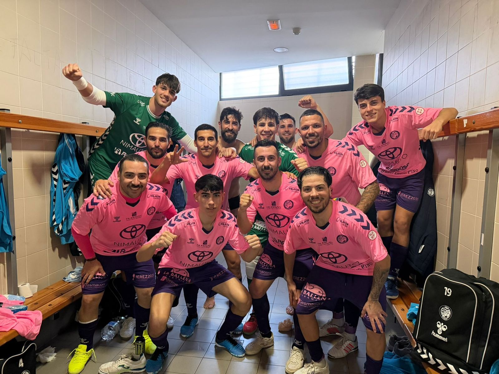 Los jugadores del Xerez Toyota Nimauto celebran el triunfo en Melilla.