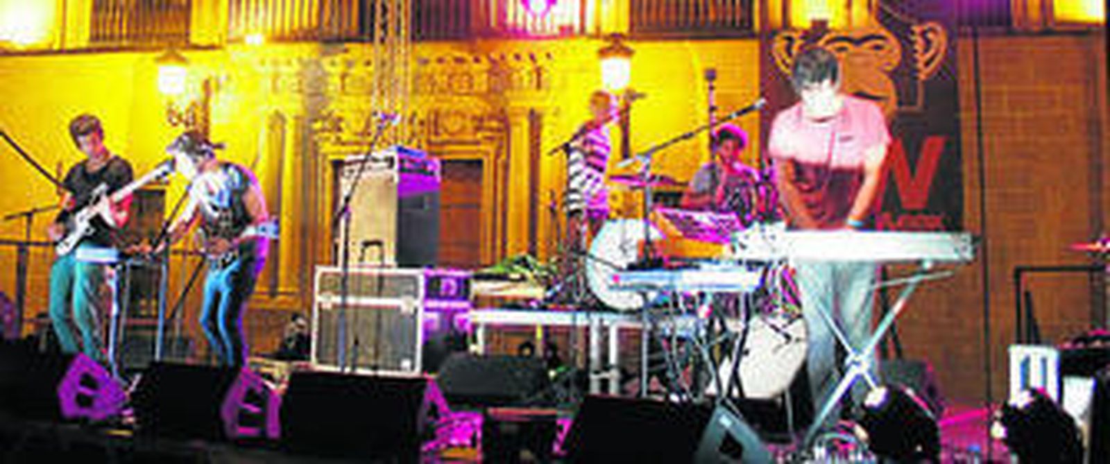 Momento de una de las actuaciones seguidas por numeroso público en la plaza Alfonso X El Sabio, el pasado sábado, en El Puerto.