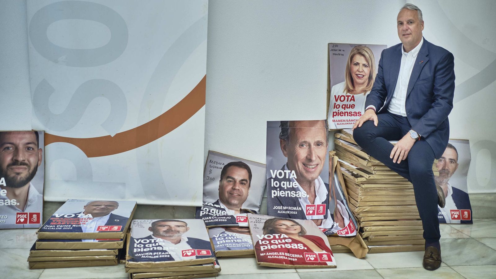 El secretario provincial del PSOE, fotografiado en la sede provincial de su partido con los carteles de varios alcaldables socialistas.