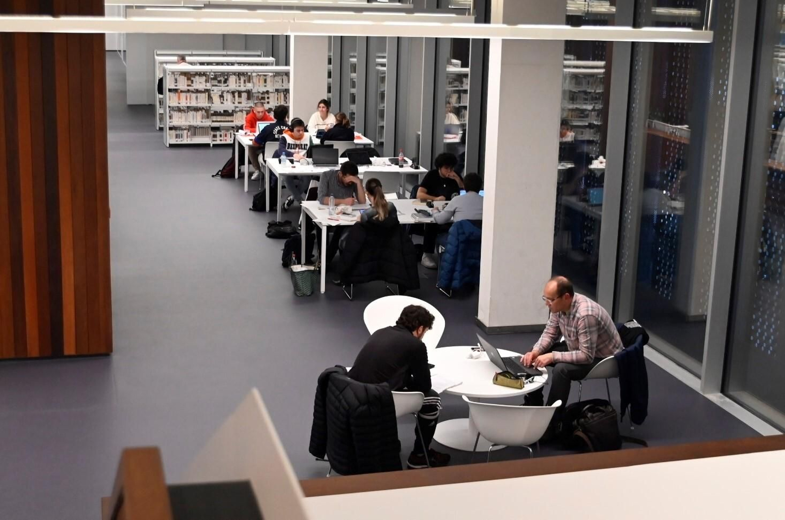 El primer día de apertura de la Biblioteca Grupo Cántico de Córdoba, en imágenes